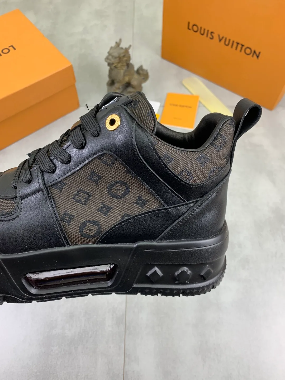 Men's men's shoes 💰P440 new style 💶【LOUIS VUITTON) new high top🍀LV Louis Vuitton *—— LV classic high top trendy shoes! Made of imported original soft calfskin, water-dyed pigskin lining. Original wear-resistant rubber outsole! High quality products! Code number: 38-44 Color: 3️⃣ colors available